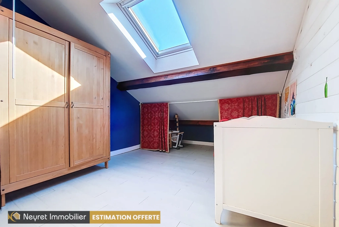 Appartement T3 duplex de 58m² à Communay avec parking privé et cachet de l'ancien 