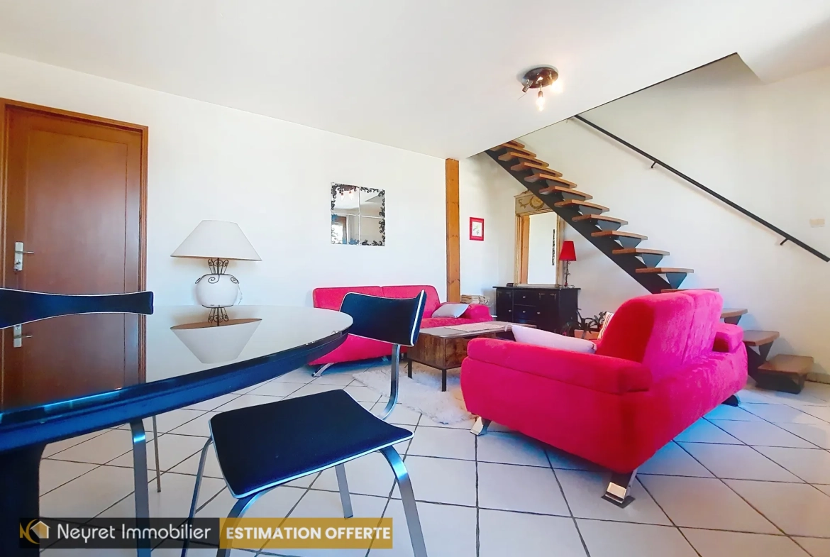 Appartement T3 duplex de 58m² à Communay avec parking privé et cachet de l'ancien 