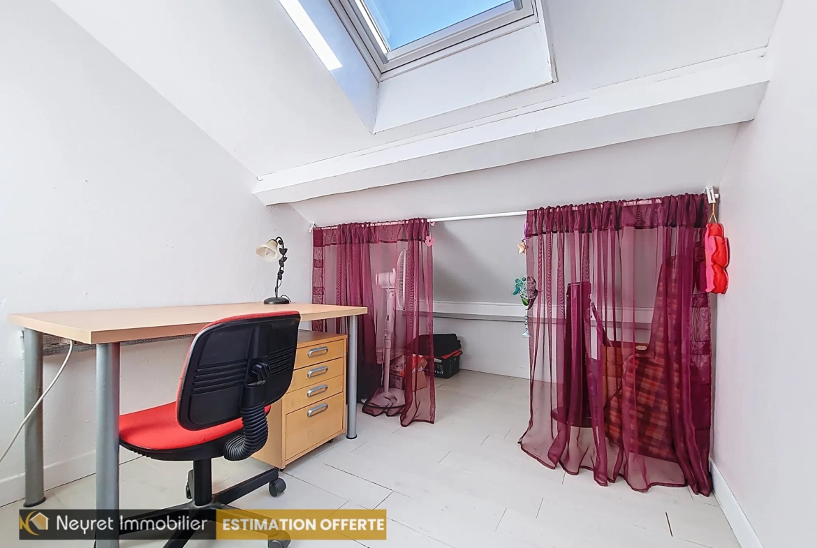 Appartement T3 duplex de 58m² à Communay avec parking privé et cachet de l'ancien 