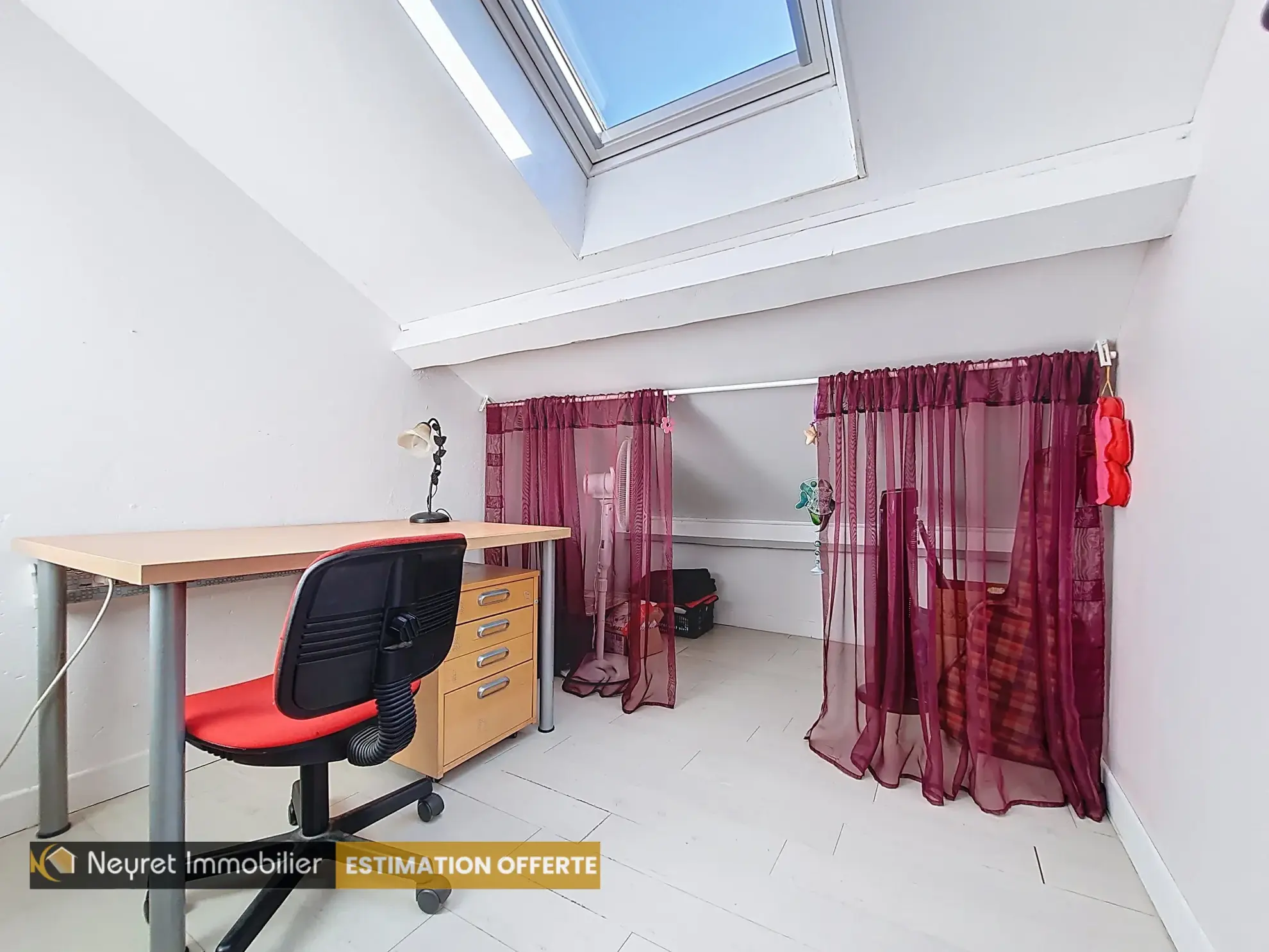 Appartement T3 duplex de 58m² à Communay avec parking privé et cachet de l'ancien 