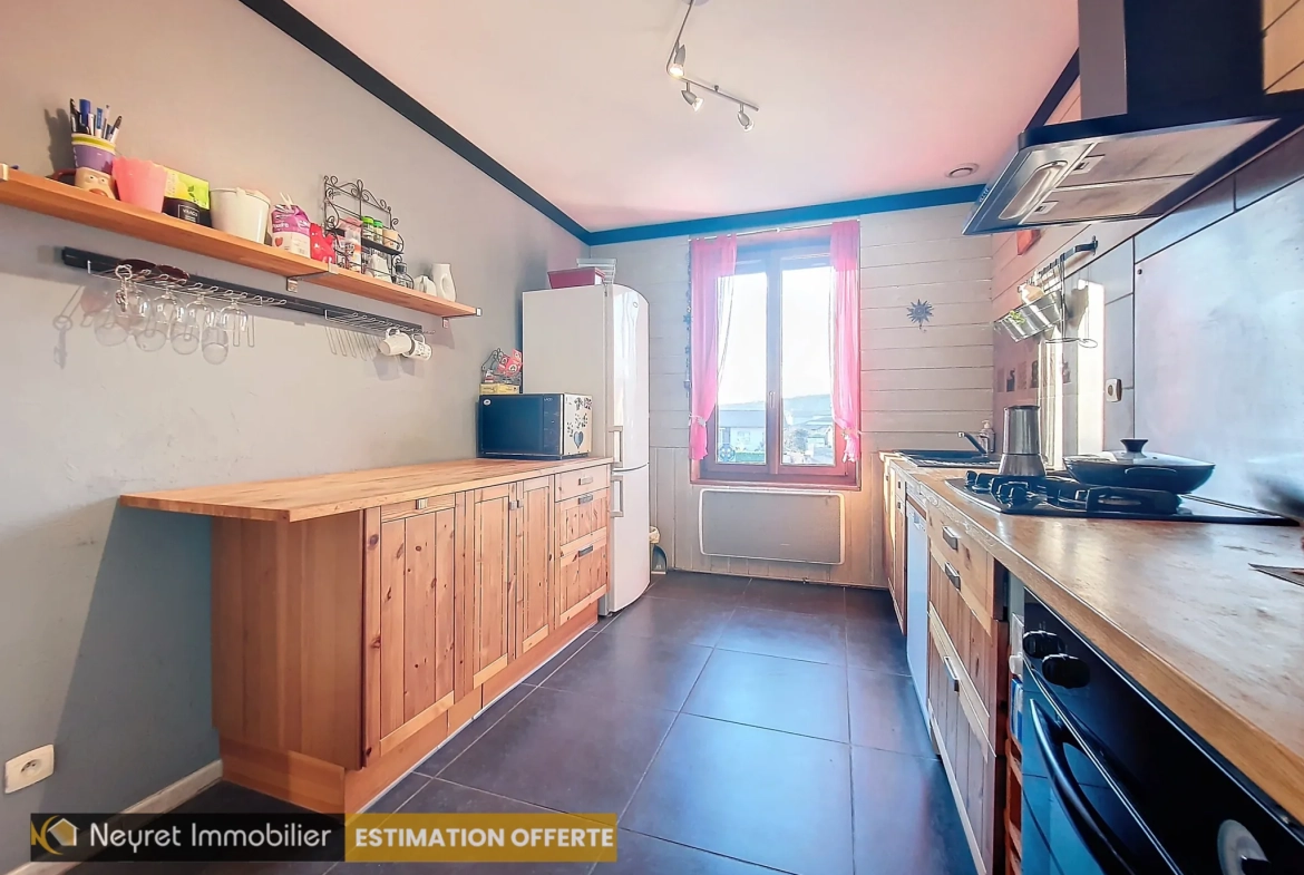 Appartement T3 duplex de 58m² à Communay avec parking privé et cachet de l'ancien 