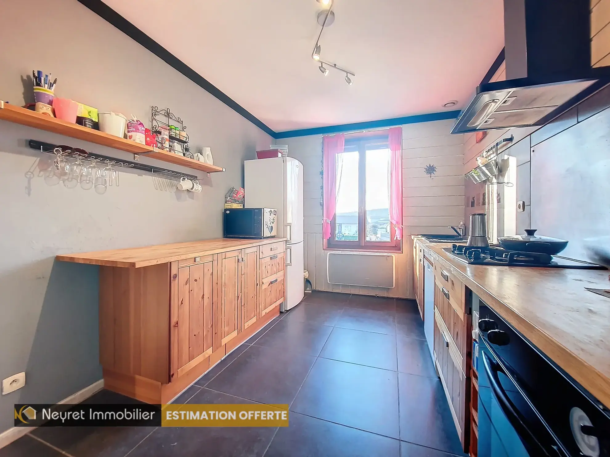 Appartement T3 duplex de 58m² à Communay avec parking privé et cachet de l'ancien 
