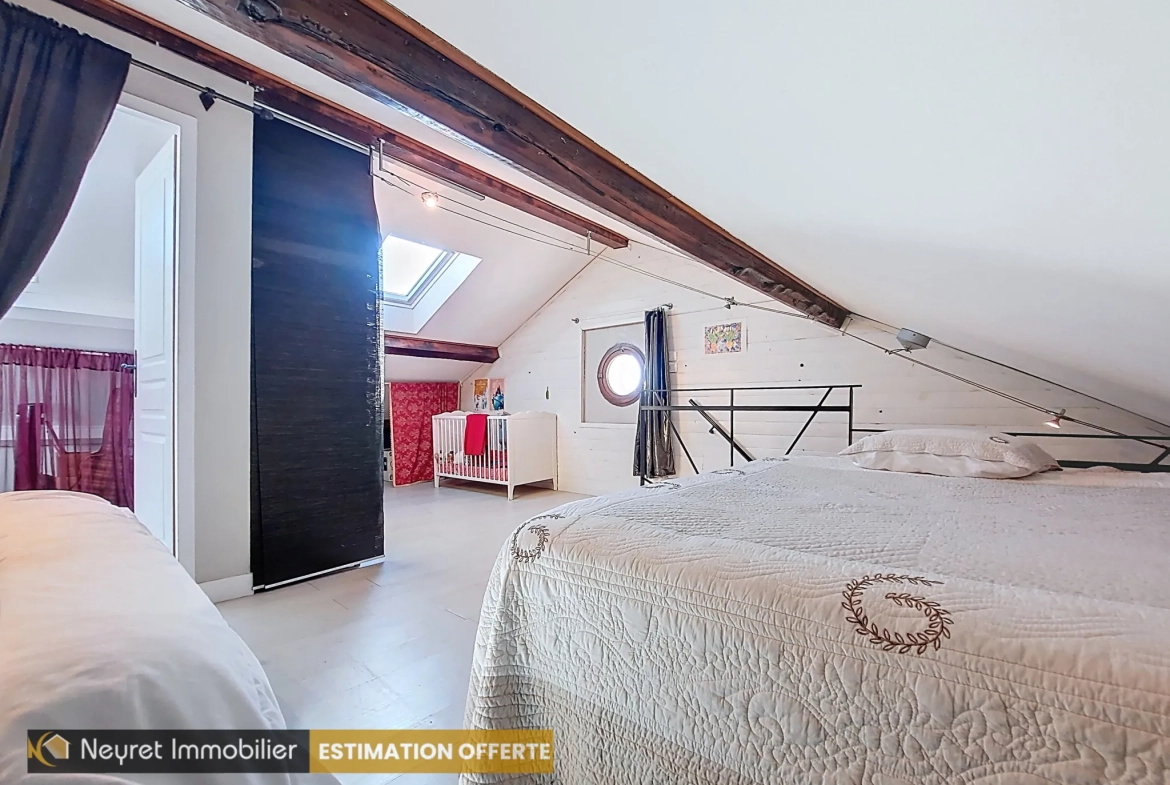 Appartement T3 duplex de 58m² à Communay avec parking privé et cachet de l'ancien 