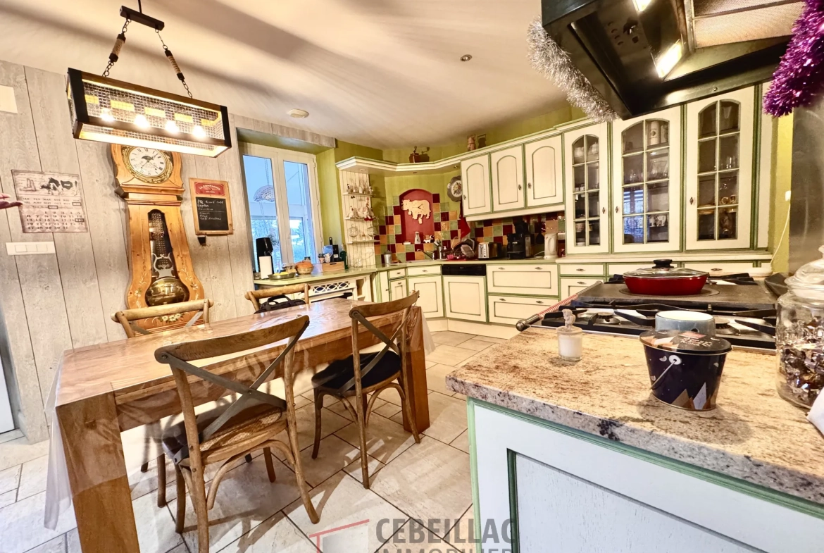 Maison à vendre avec véranda, garage et espace nature près de Murat 