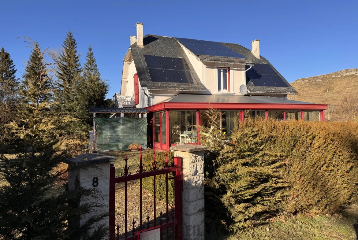 Maison à vendre avec véranda, garage et espace nature près de Murat 