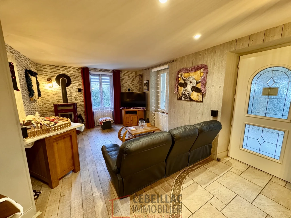 Maison à vendre avec véranda, garage et espace nature près de Murat