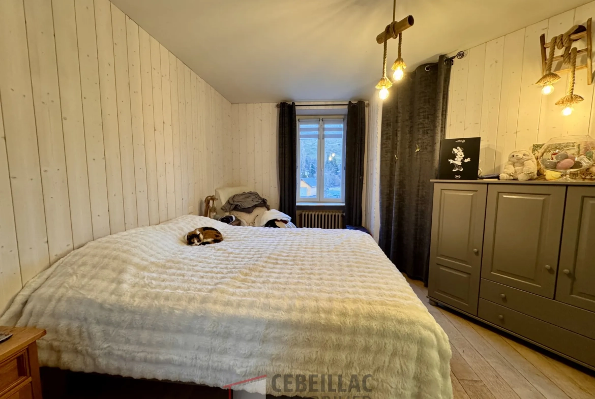 Maison à vendre avec véranda, garage et espace nature près de Murat 