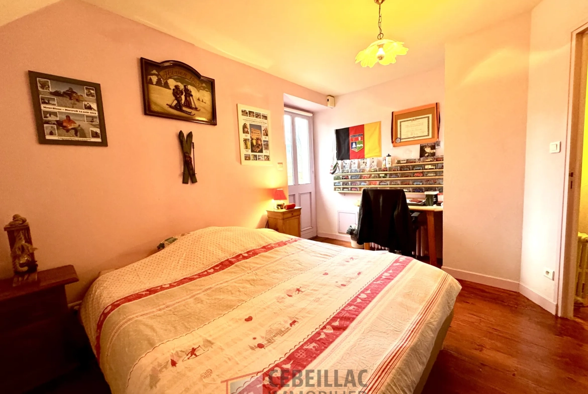 Maison à vendre avec véranda, garage et espace nature près de Murat 