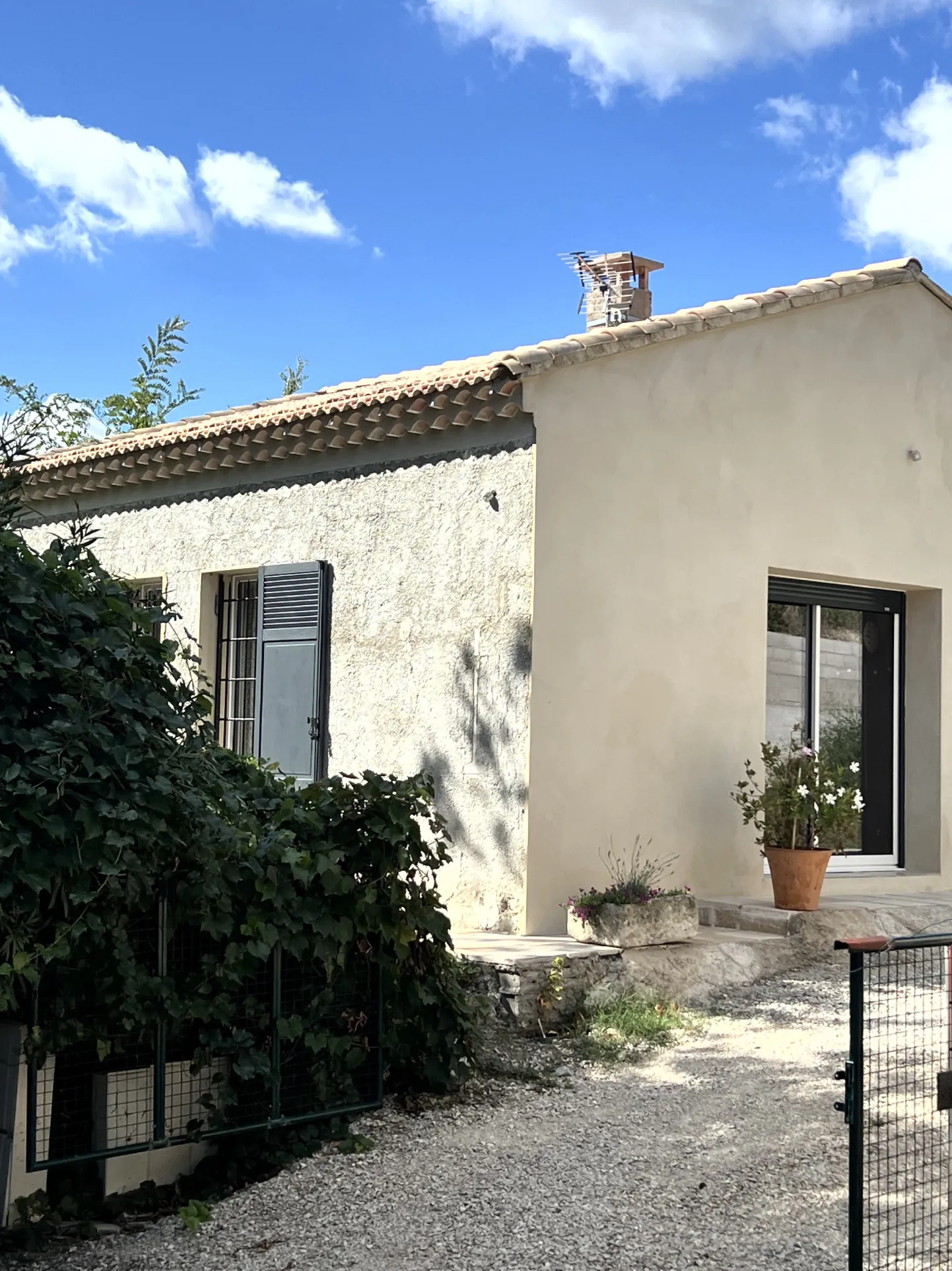 Maison récente de plain-pied à Cairanne proche de Sainte Cécile les Vignes 