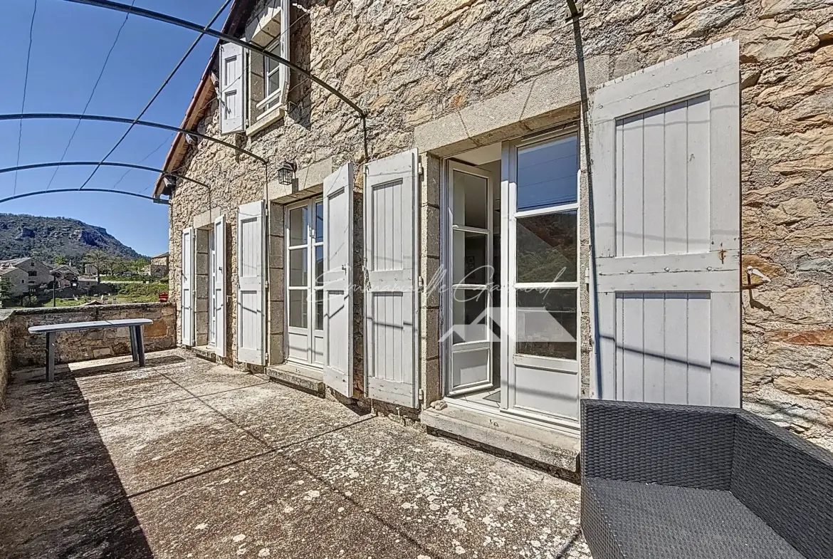 Maison en pierre avec vue spectaculaire et jardin à Mostuejouls, idéale pour nature et tranquillité 