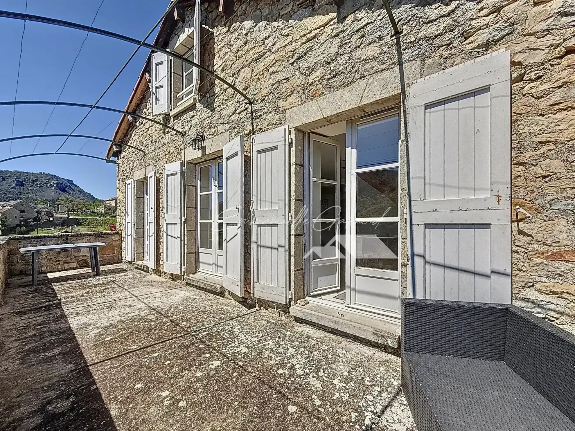 Maison en pierre avec vue spectaculaire et jardin à Mostuejouls, idéale pour nature et tranquillité 