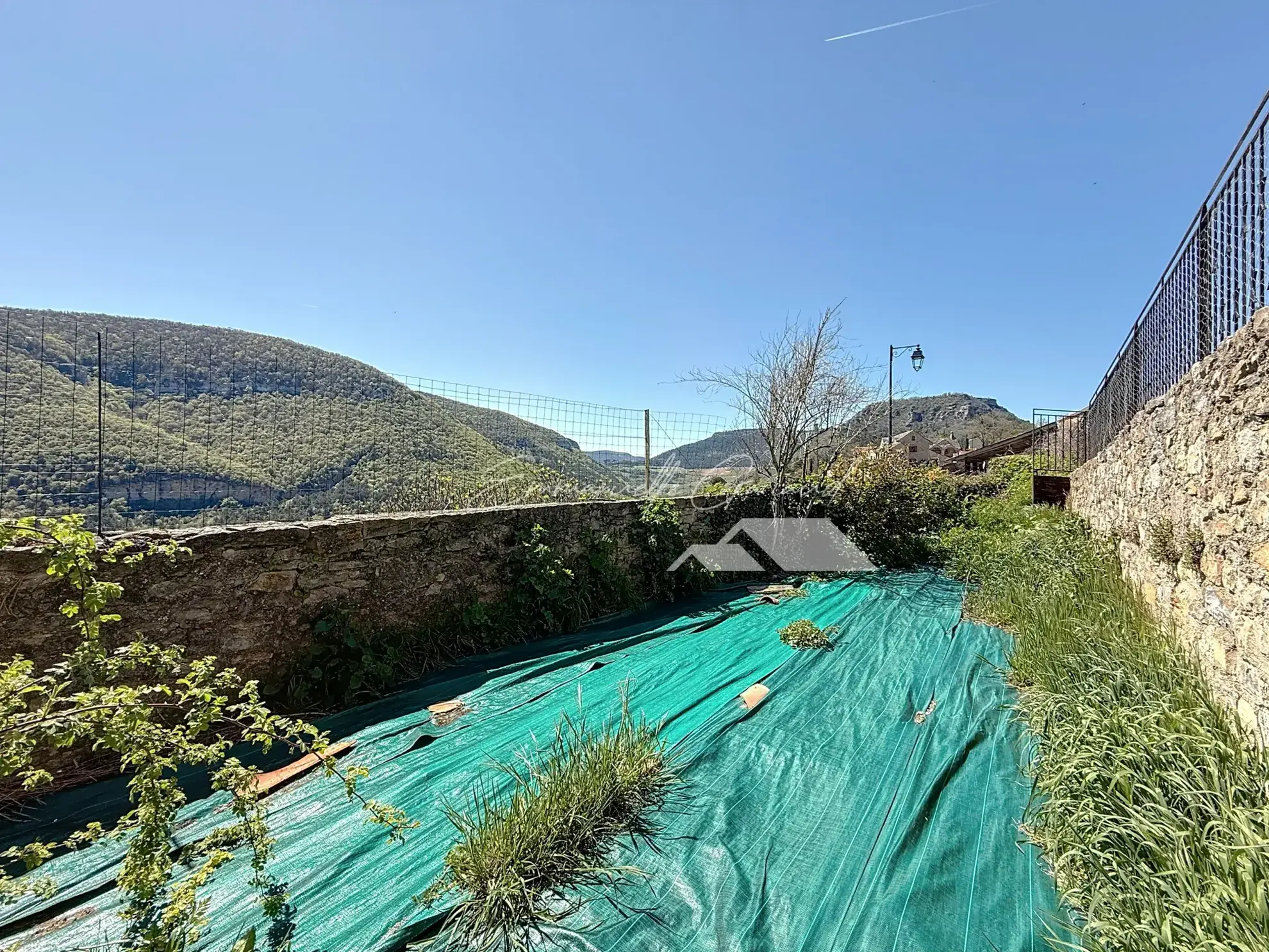 Maison en pierre avec vue spectaculaire et jardin à Mostuejouls, idéale pour nature et tranquillité 