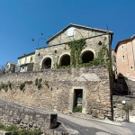 Maison en pierre avec vue spectaculaire et jardin à Mostuejouls, idéale pour nature et tranquillité