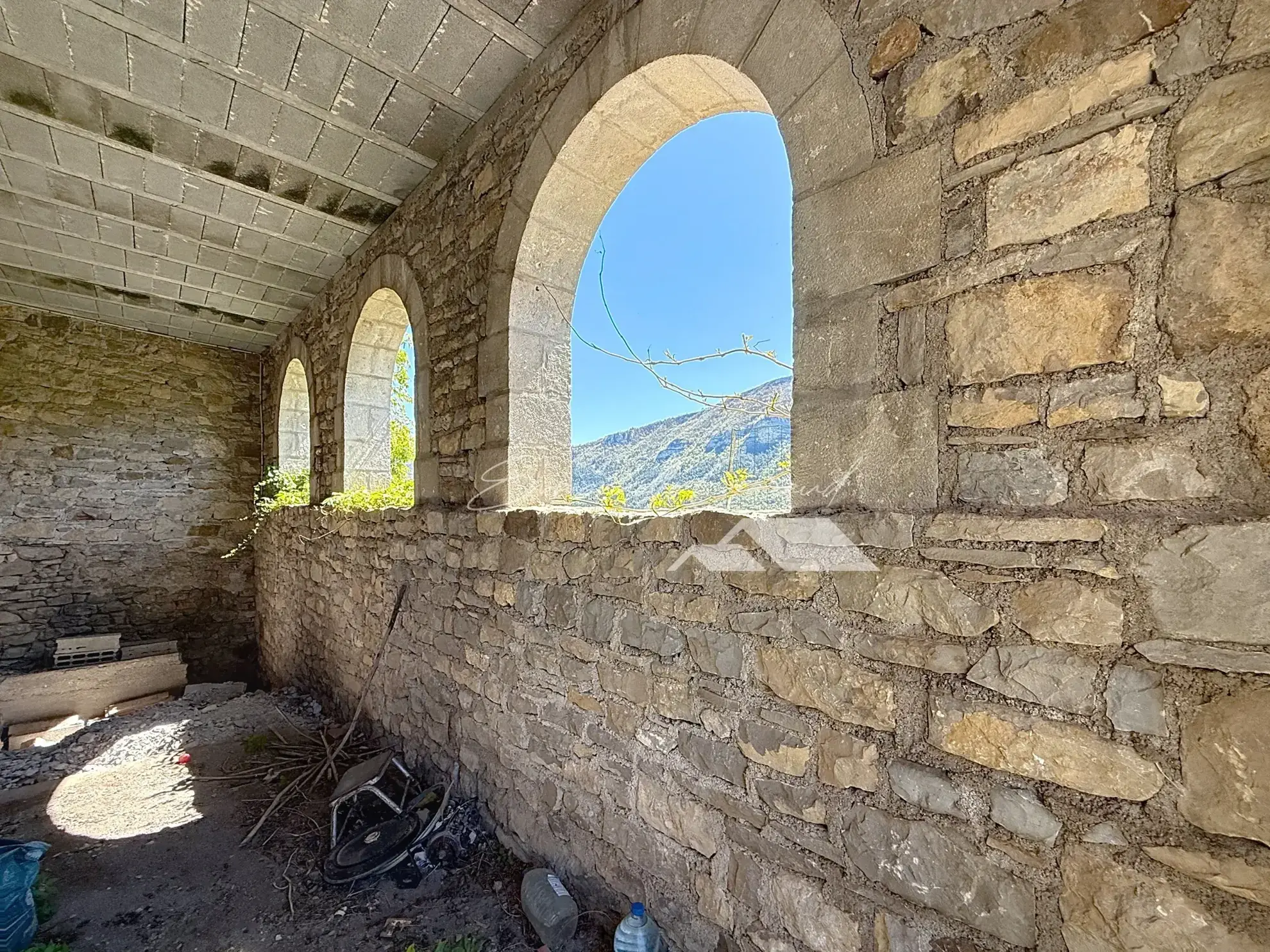 Maison en pierre avec vue spectaculaire et jardin à Mostuejouls, idéale pour nature et tranquillité 