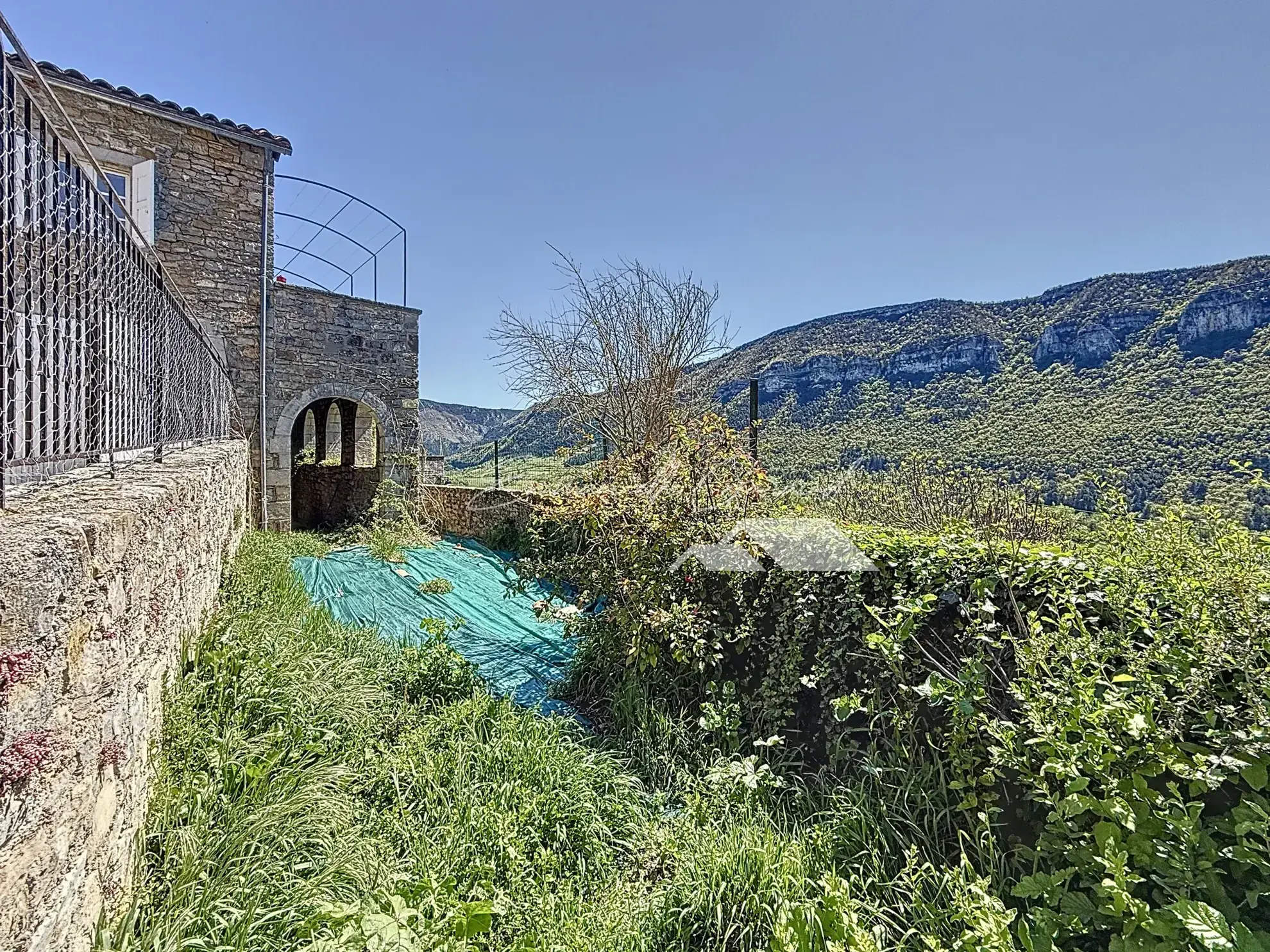 Maison en pierre avec vue spectaculaire et jardin à Mostuejouls, idéale pour nature et tranquillité 