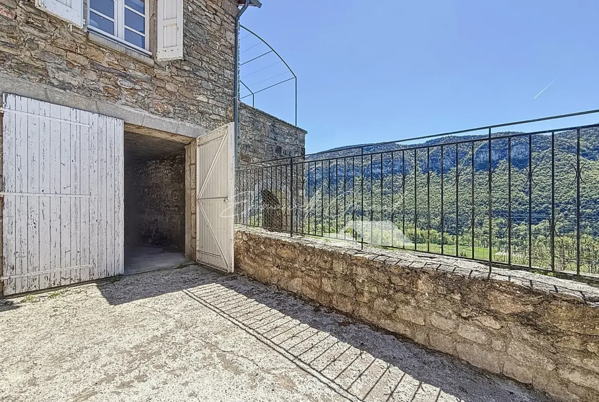Maison en pierre avec vue spectaculaire et jardin à Mostuejouls, idéale pour nature et tranquillité 