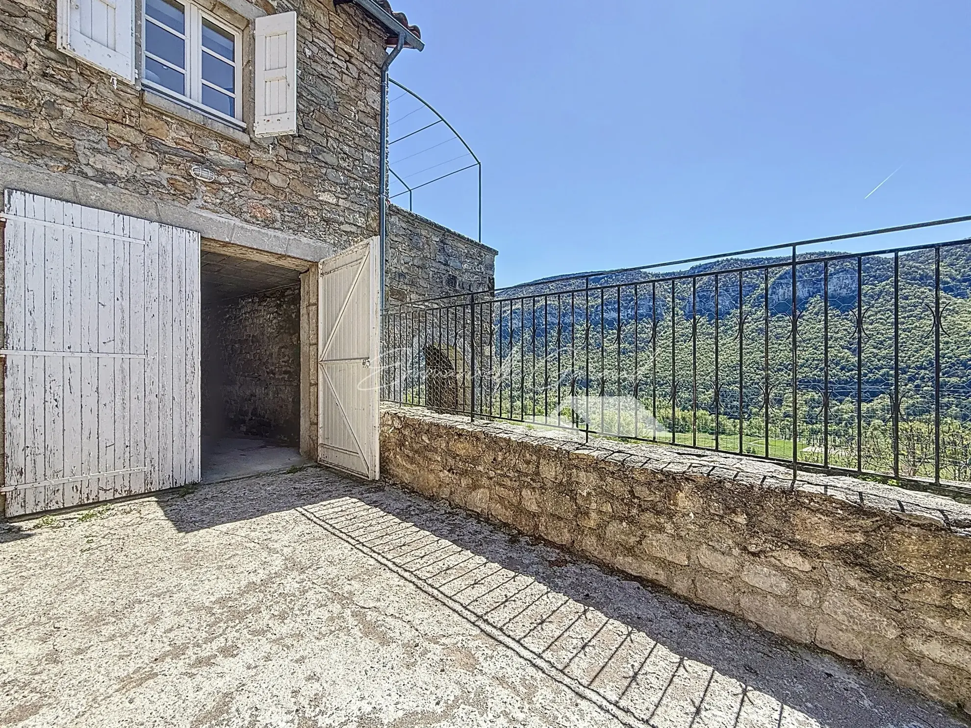 Maison en pierre avec vue spectaculaire et jardin à Mostuejouls, idéale pour nature et tranquillité 