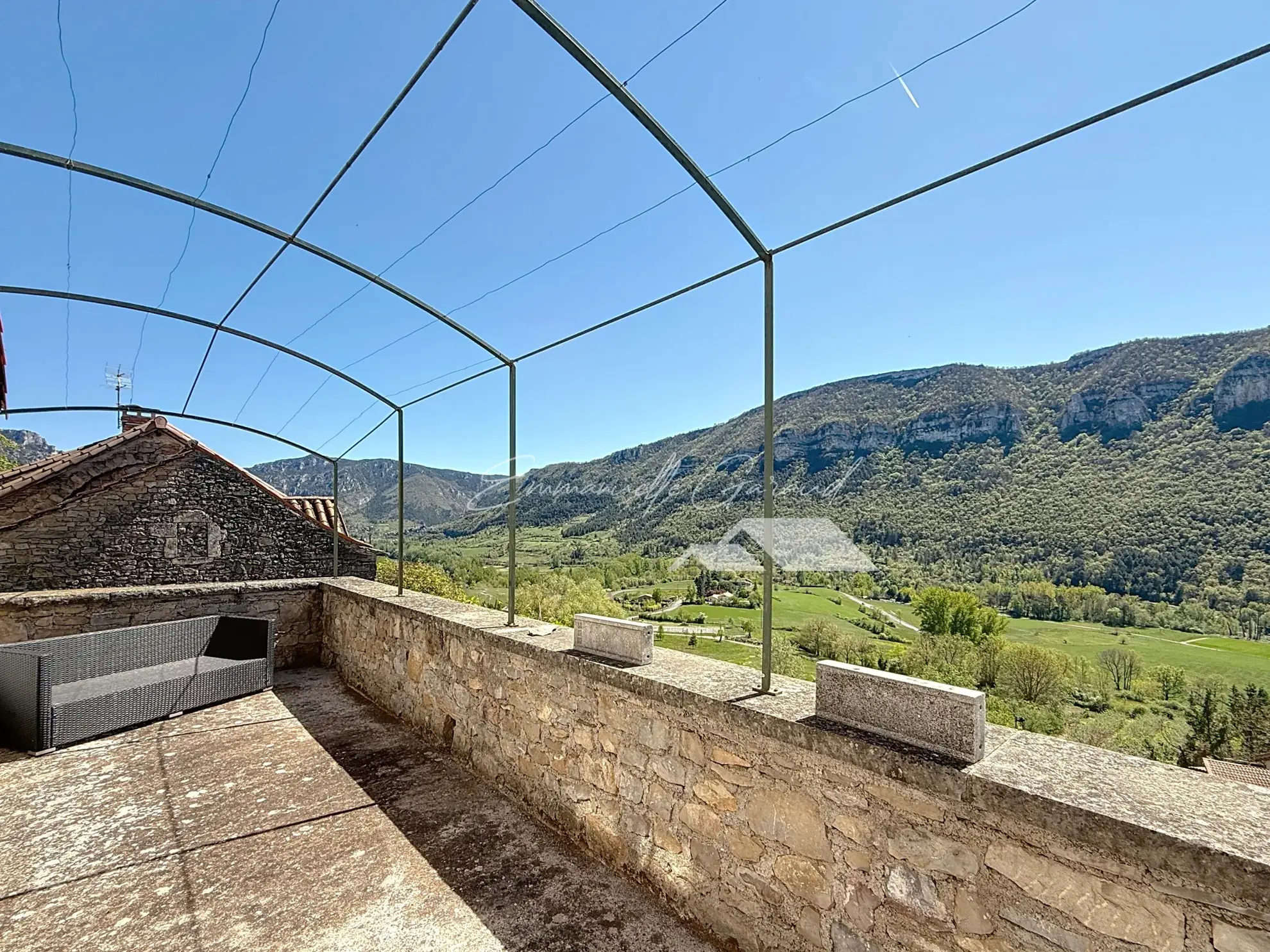 Maison en pierre avec vue spectaculaire et jardin à Mostuejouls, idéale pour nature et tranquillité 