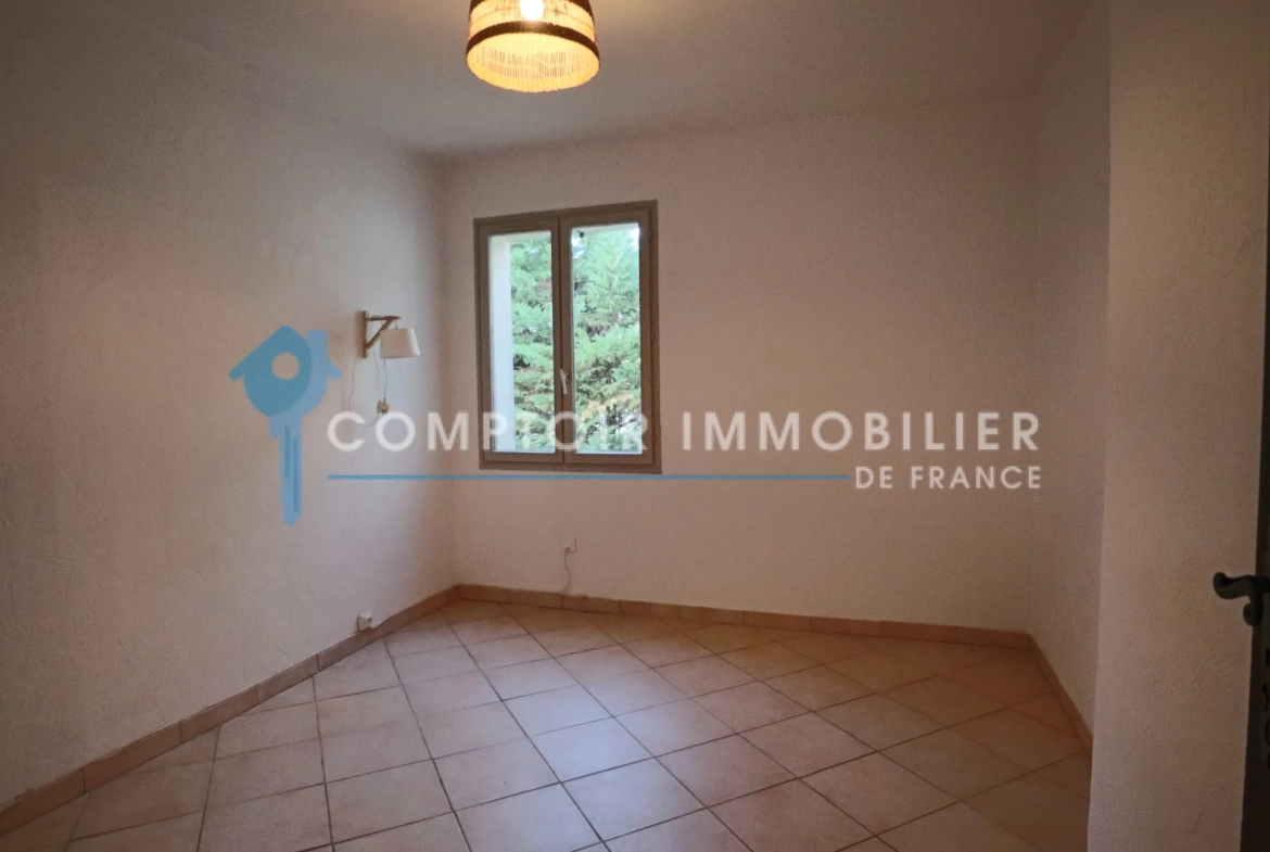 Maison à Apt avec piscine, garage et espace lumineux dans quartier résidentiel 