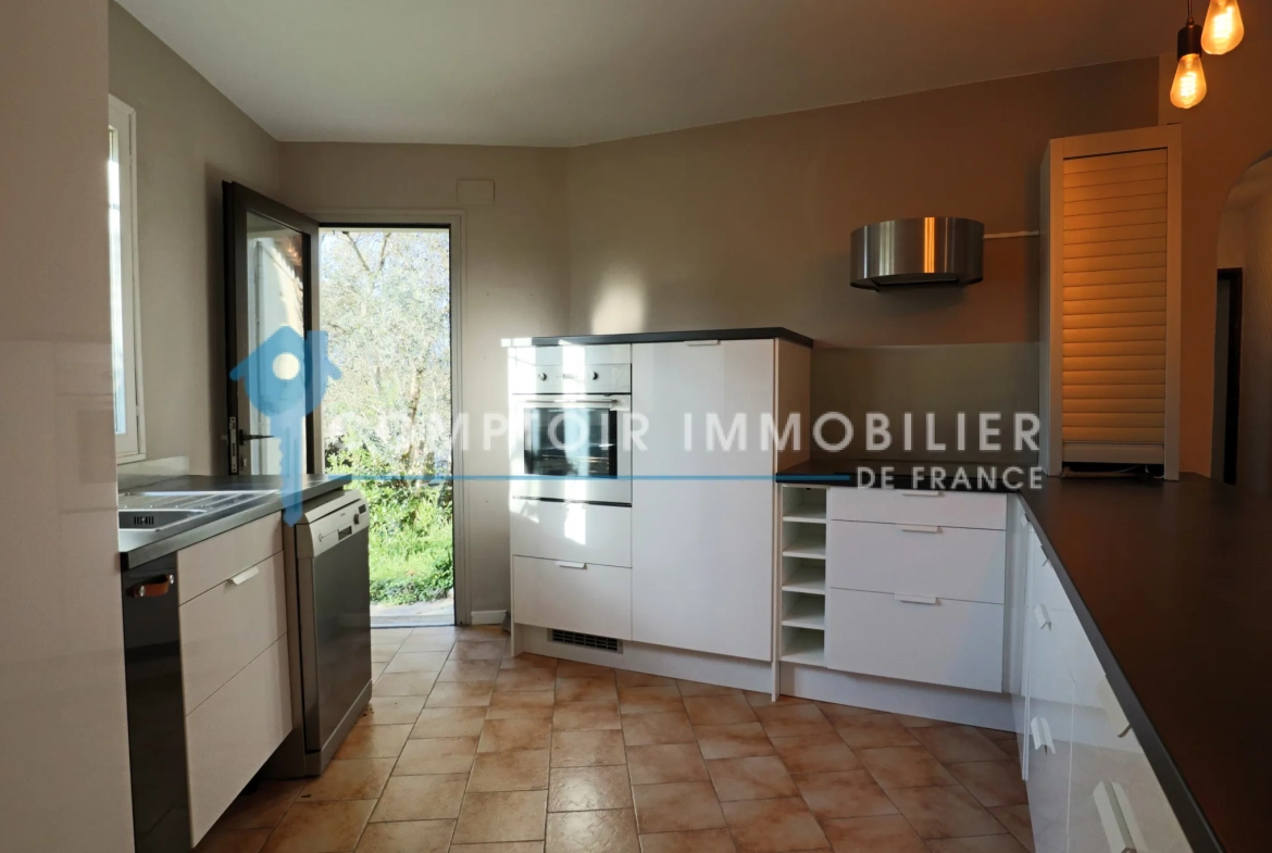 Maison à Apt avec piscine, garage et espace lumineux dans quartier résidentiel 