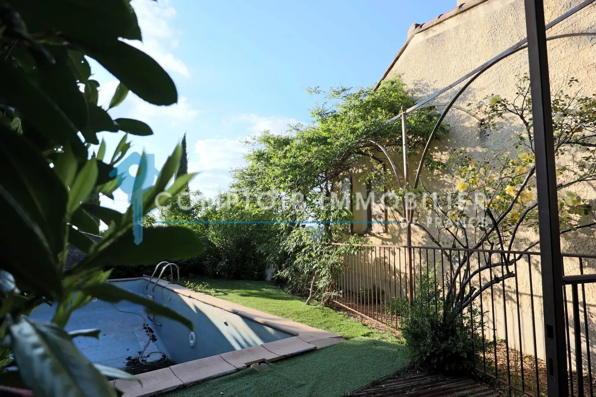 Maison à Apt avec piscine, garage et espace lumineux dans quartier résidentiel 