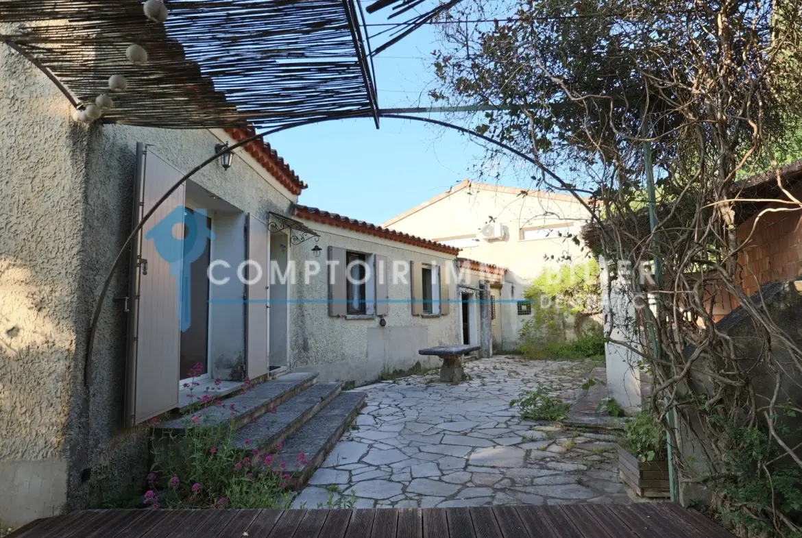 Maison à Apt avec piscine, garage et espace lumineux dans quartier résidentiel 