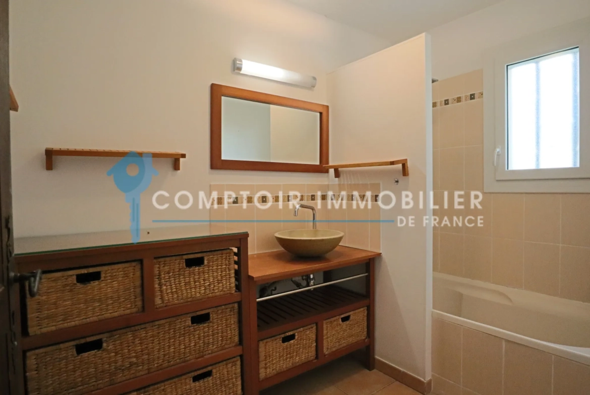 Maison à Apt avec piscine, garage et espace lumineux dans quartier résidentiel 