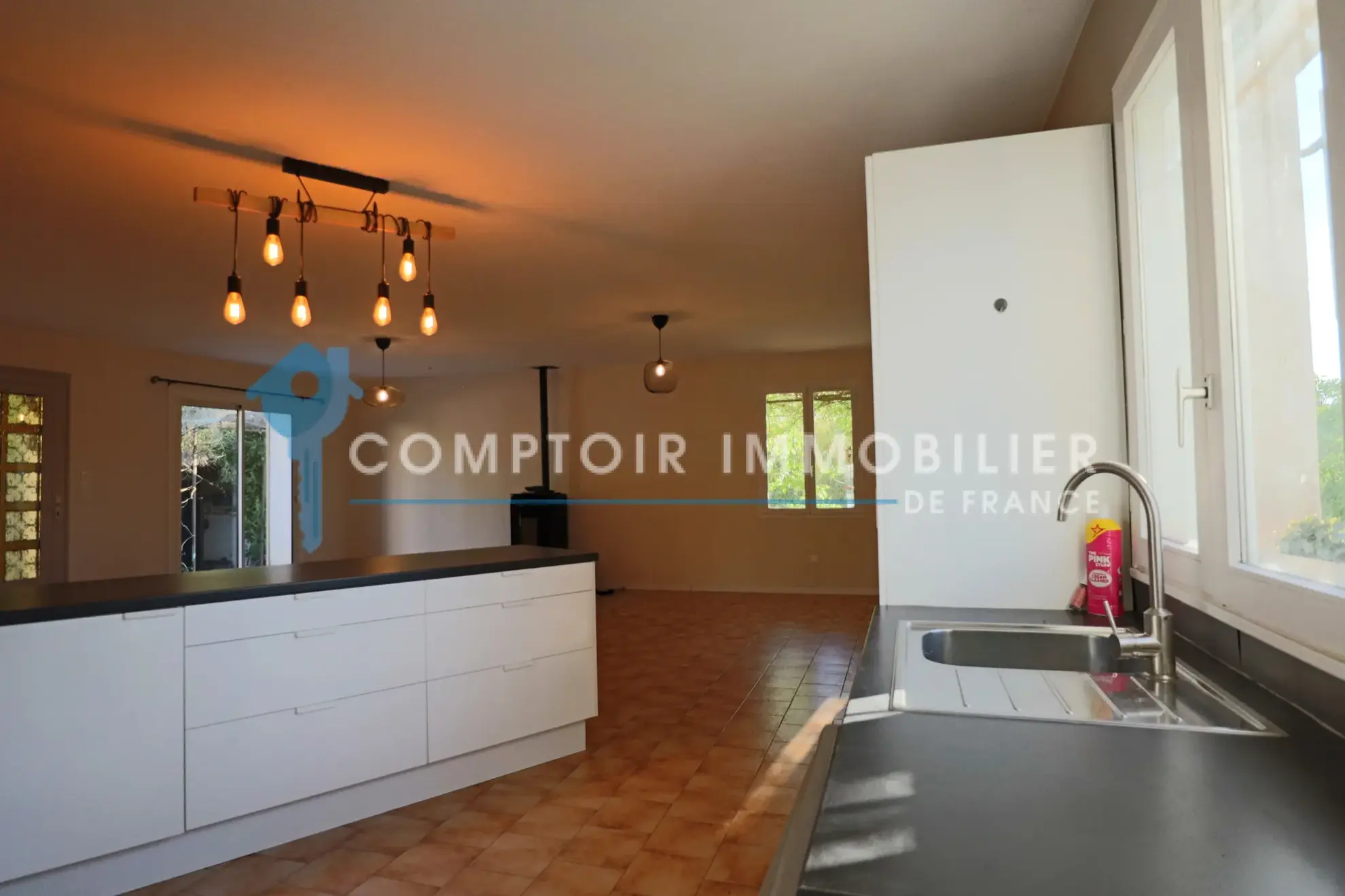 Maison à Apt avec piscine, garage et espace lumineux dans quartier résidentiel 