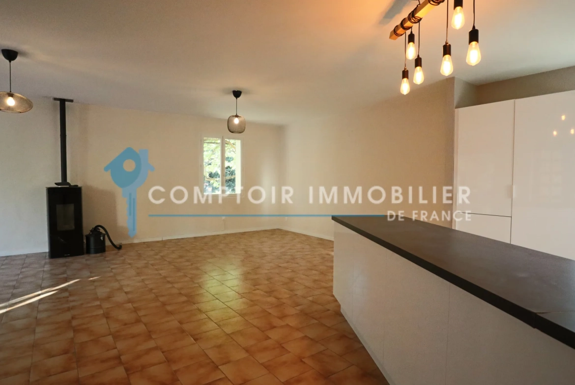 Maison à Apt avec piscine, garage et espace lumineux dans quartier résidentiel 