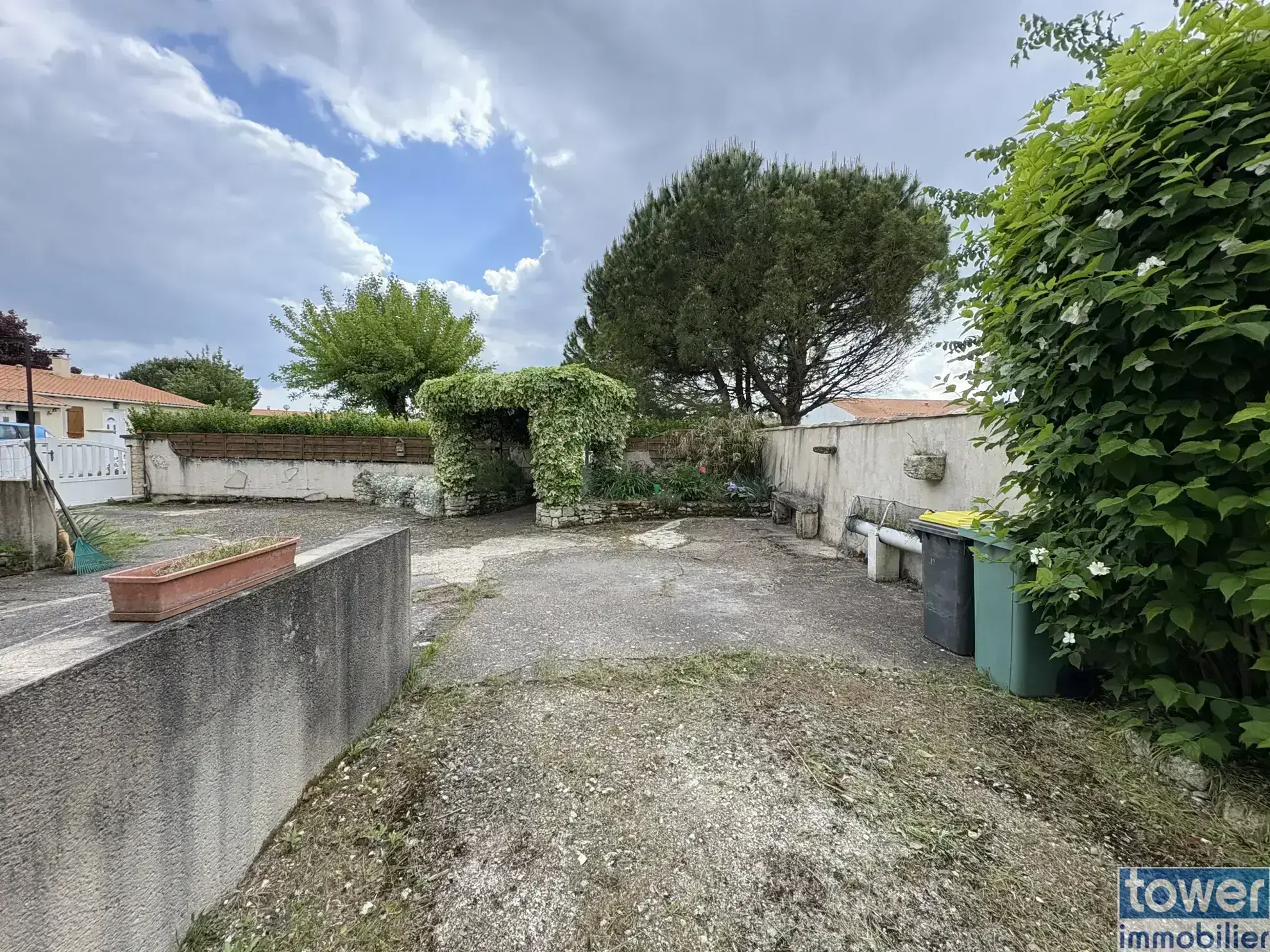 Charmant pavillon à Cozes avec jardin de 578 m² et dépendances - Vente immobilier 102 m² 