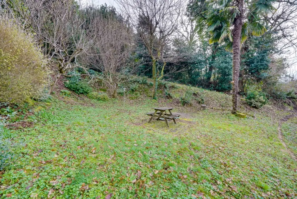 Maison en pierre avec studio attenant à Arveyres – 140m² avec garage et parcelle de 986m² 