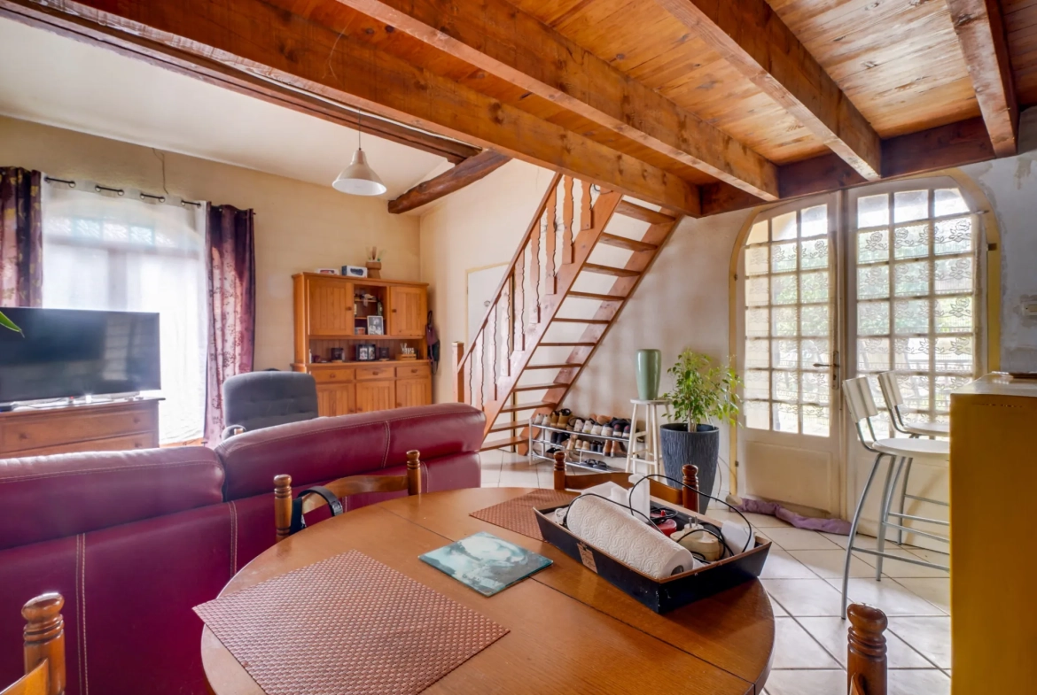 Maison en pierre avec studio attenant à Arveyres – 140m² avec garage et parcelle de 986m² 