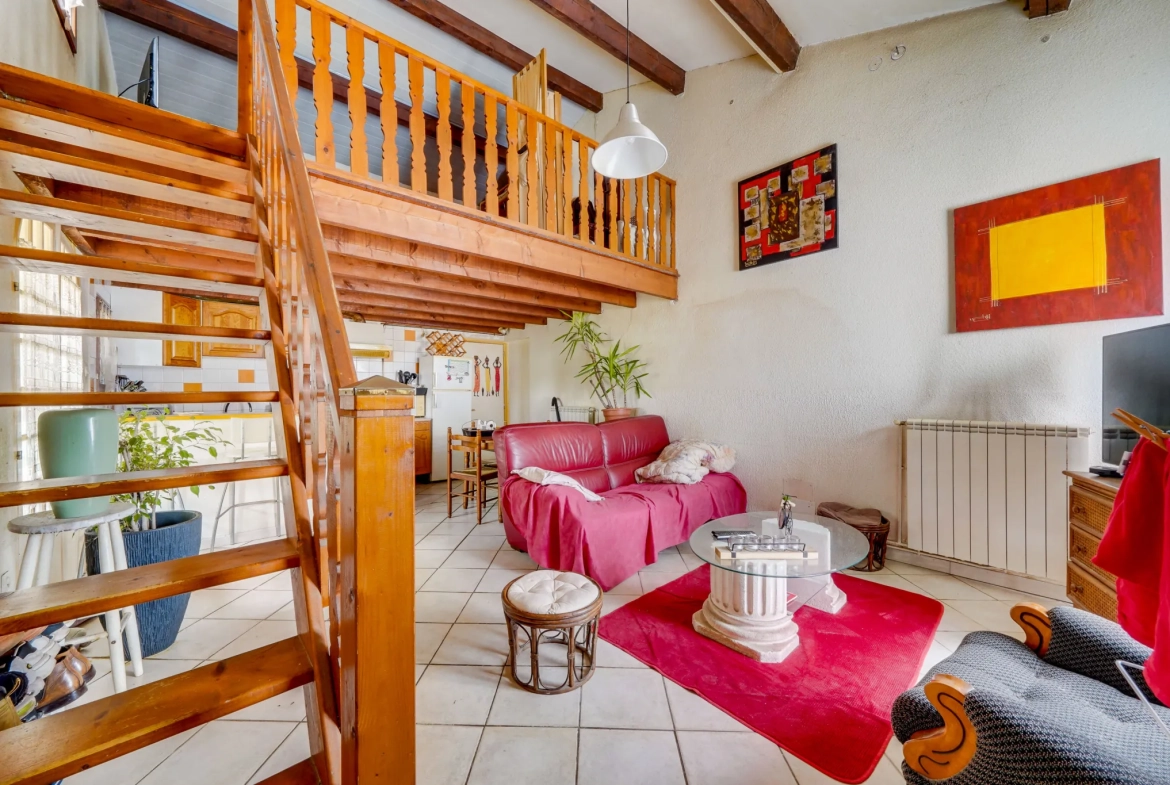 Maison en pierre avec studio attenant à Arveyres – 140m² avec garage et parcelle de 986m² 