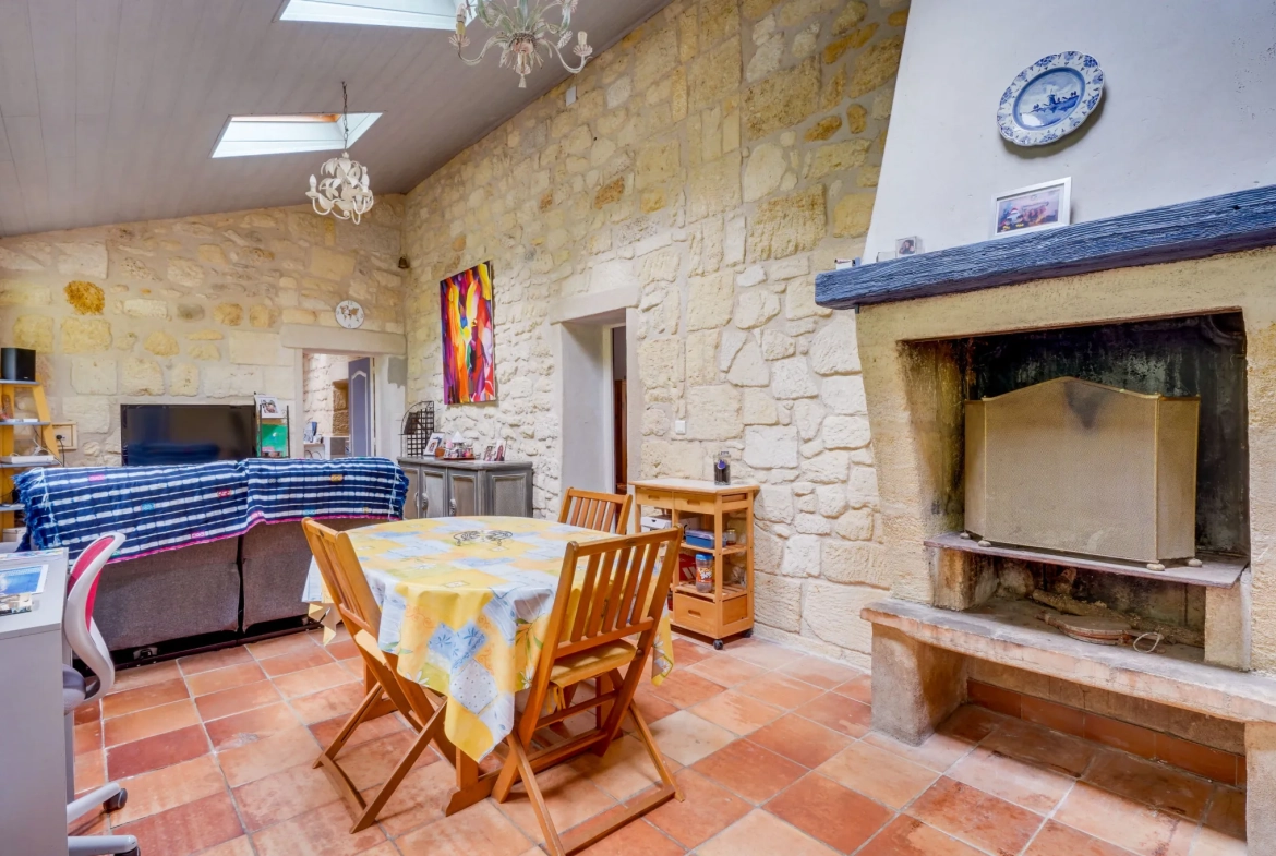 Maison en pierre avec studio attenant à Arveyres – 140m² avec garage et parcelle de 986m² 
