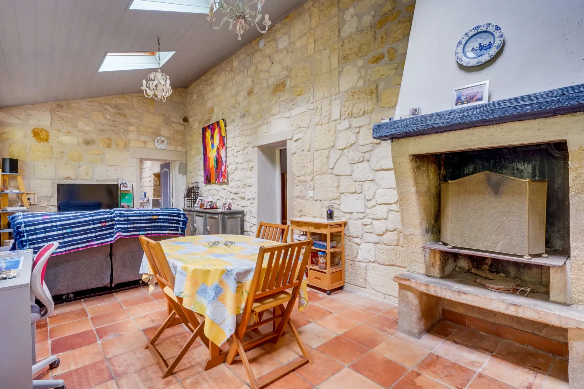 Maison en pierre avec studio attenant à Arveyres – 140m² avec garage et parcelle de 986m² 