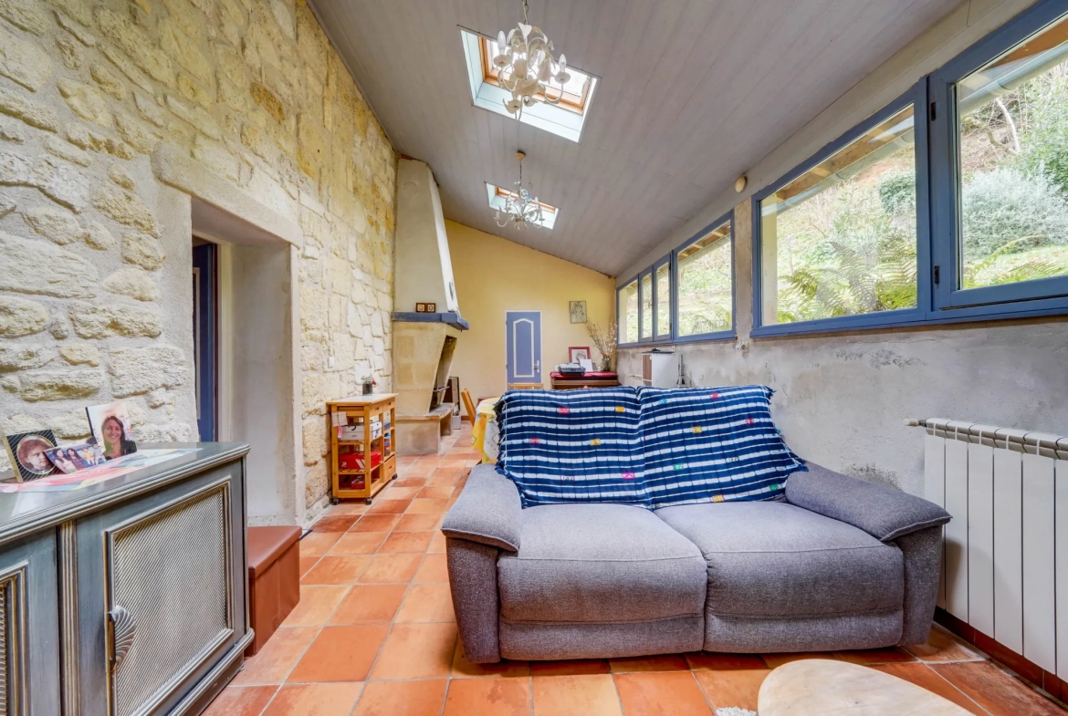 Maison en pierre avec studio attenant à Arveyres – 140m² avec garage et parcelle de 986m² 