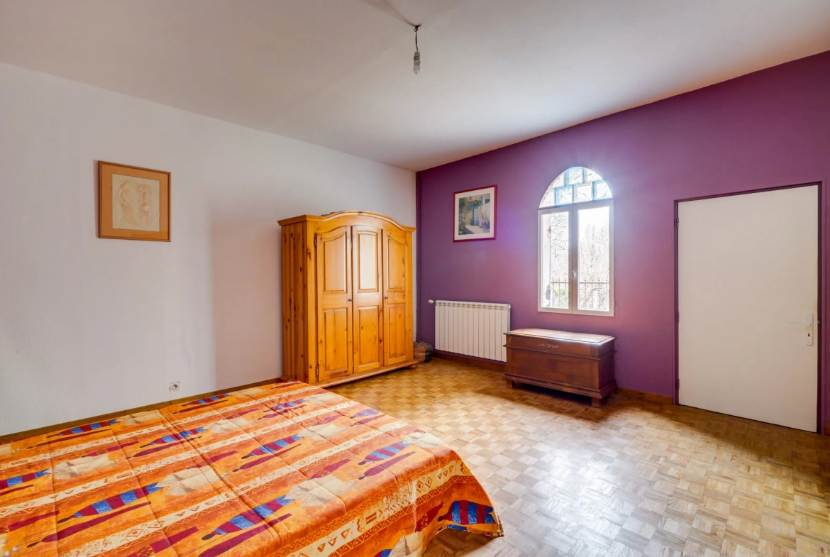 Maison en pierre avec studio attenant à Arveyres – 140m² avec garage et parcelle de 986m² 