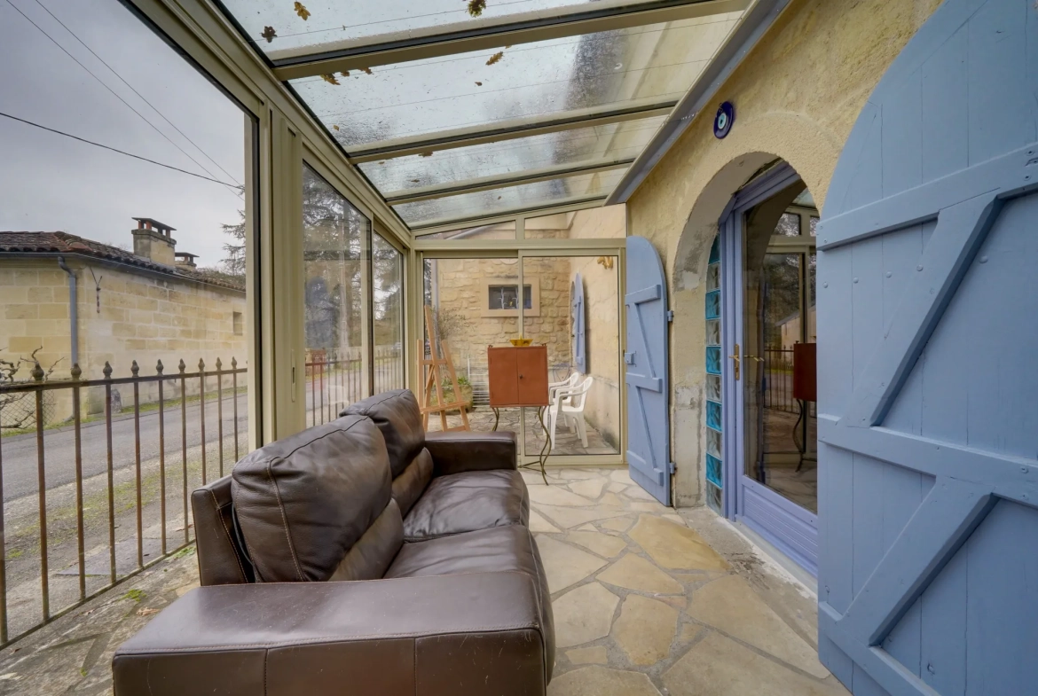 Maison en pierre avec studio attenant à Arveyres – 140m² avec garage et parcelle de 986m² 