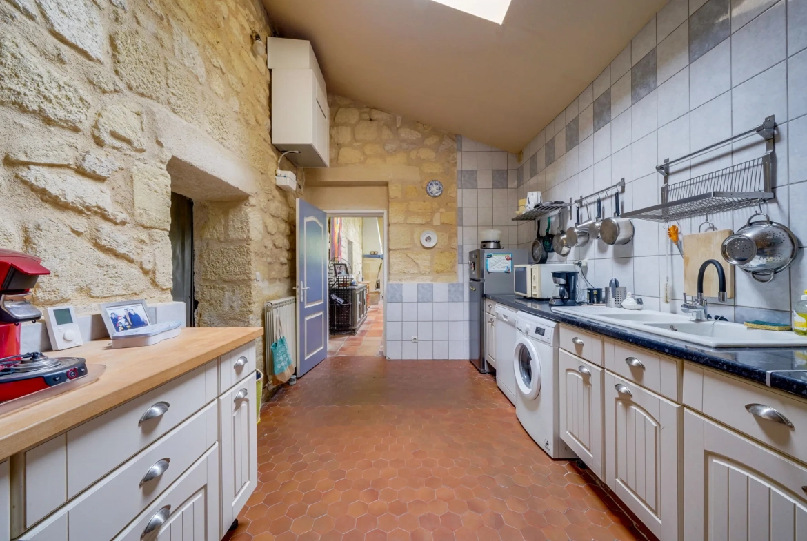 Maison en pierre avec studio attenant à Arveyres – 140m² avec garage et parcelle de 986m² 