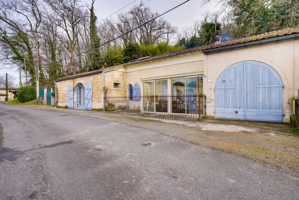 Maison en pierre avec studio attenant à Arveyres – 140m² avec garage et parcelle de 986m²