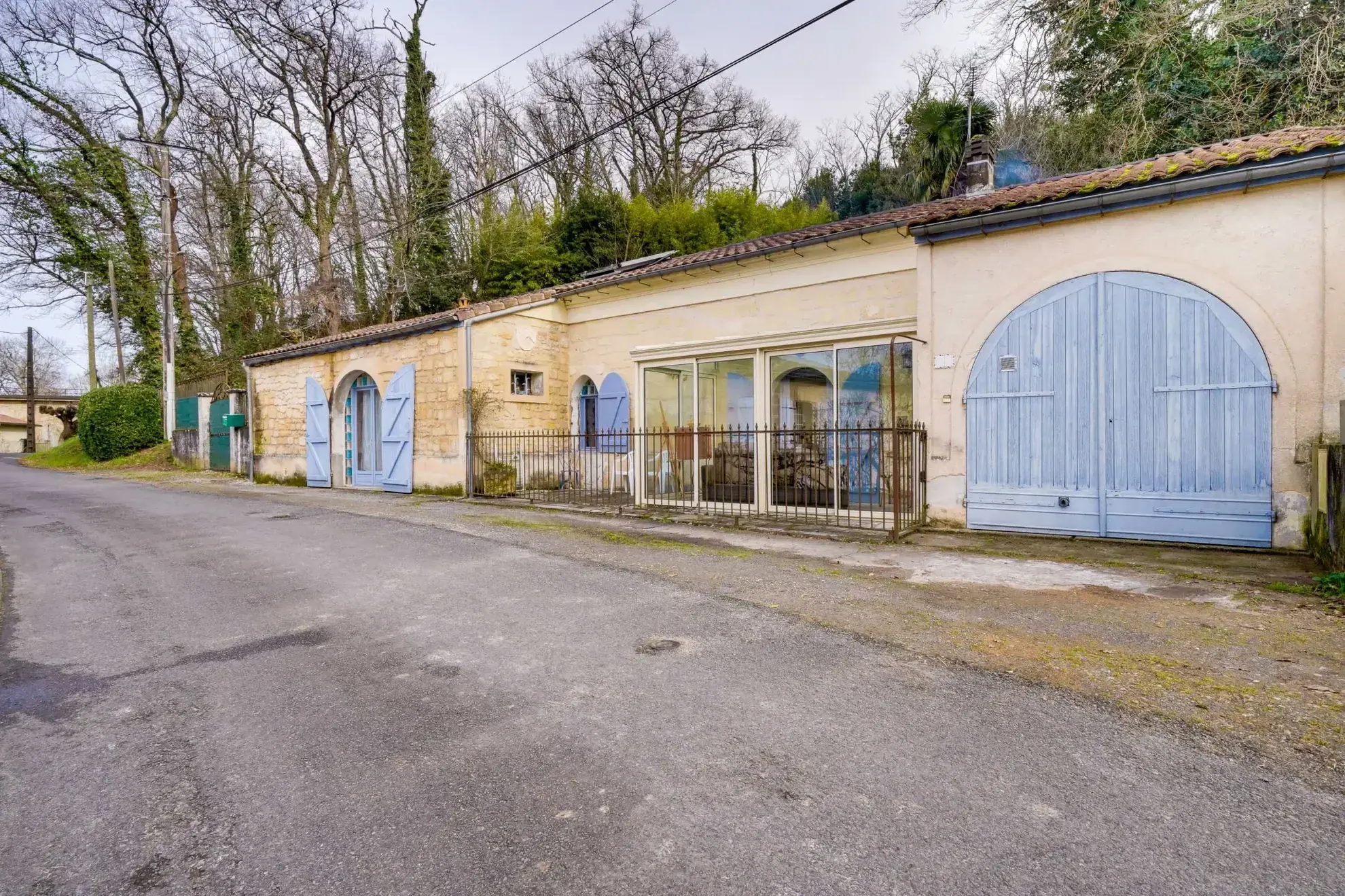Maison en pierre avec studio attenant à Arveyres – 140m² avec garage et parcelle de 986m² 