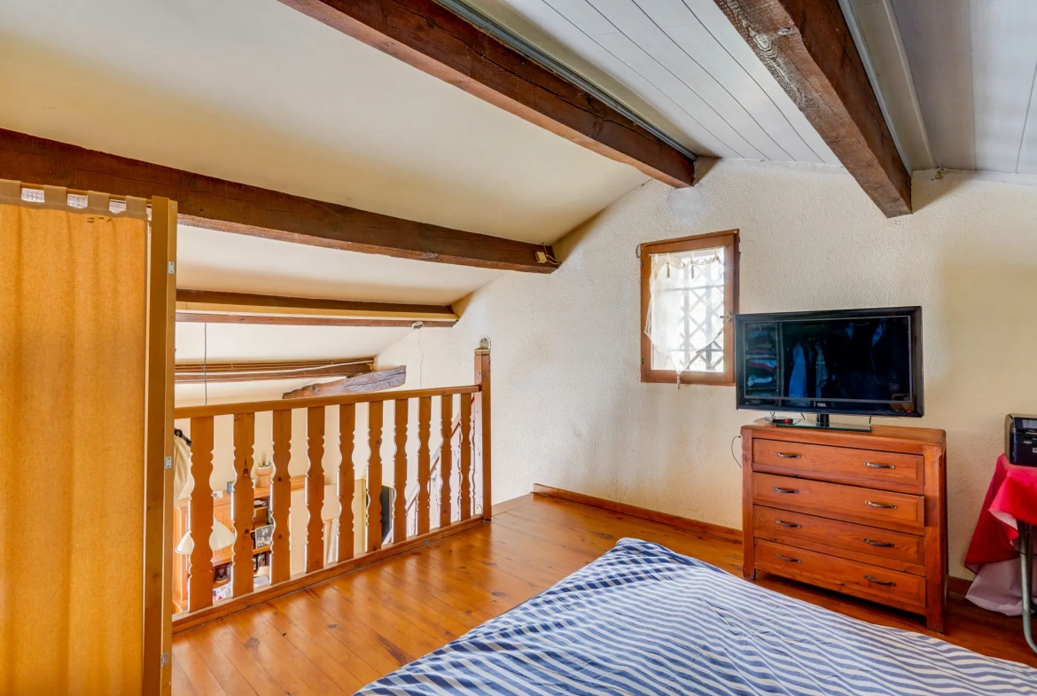 Maison en pierre avec studio attenant à Arveyres – 140m² avec garage et parcelle de 986m² 