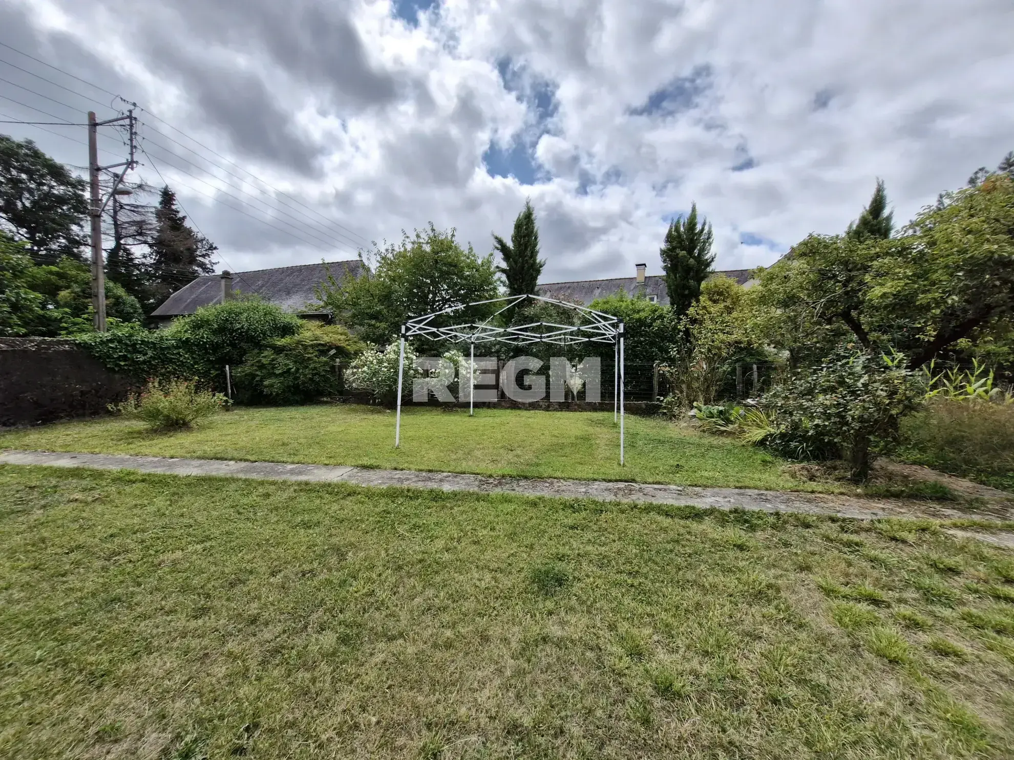 Maison ancienne avec jardin et garage à Oursbelille (65490) - Belle opportunité à saisir 