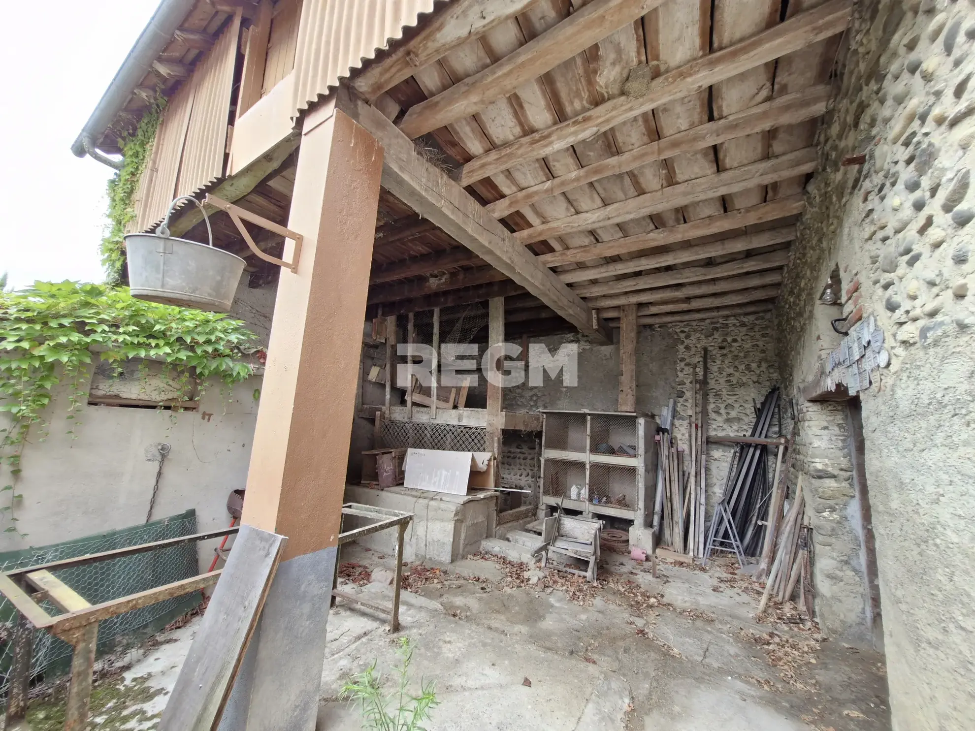Maison ancienne avec jardin et garage à Oursbelille (65490) - Belle opportunité à saisir 