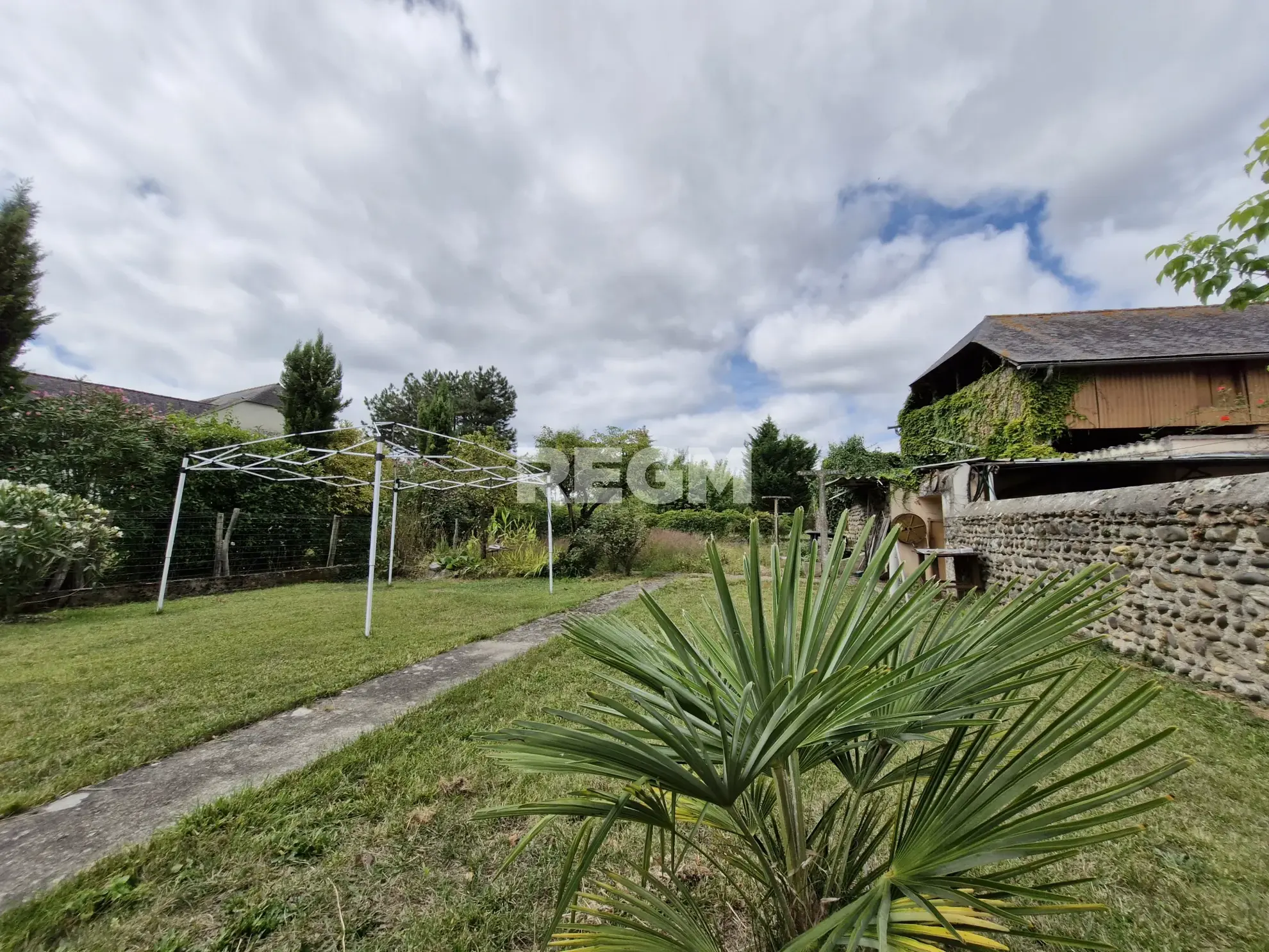 Maison ancienne avec jardin et garage à Oursbelille (65490) - Belle opportunité à saisir 