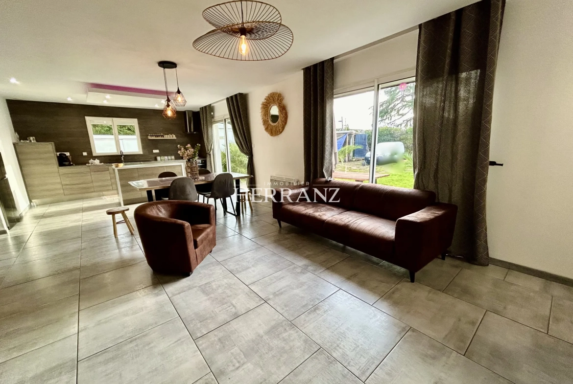 Maison de plain-pied récente avec terrain clos, proche commodités à Saint-Denis-de-Pile 