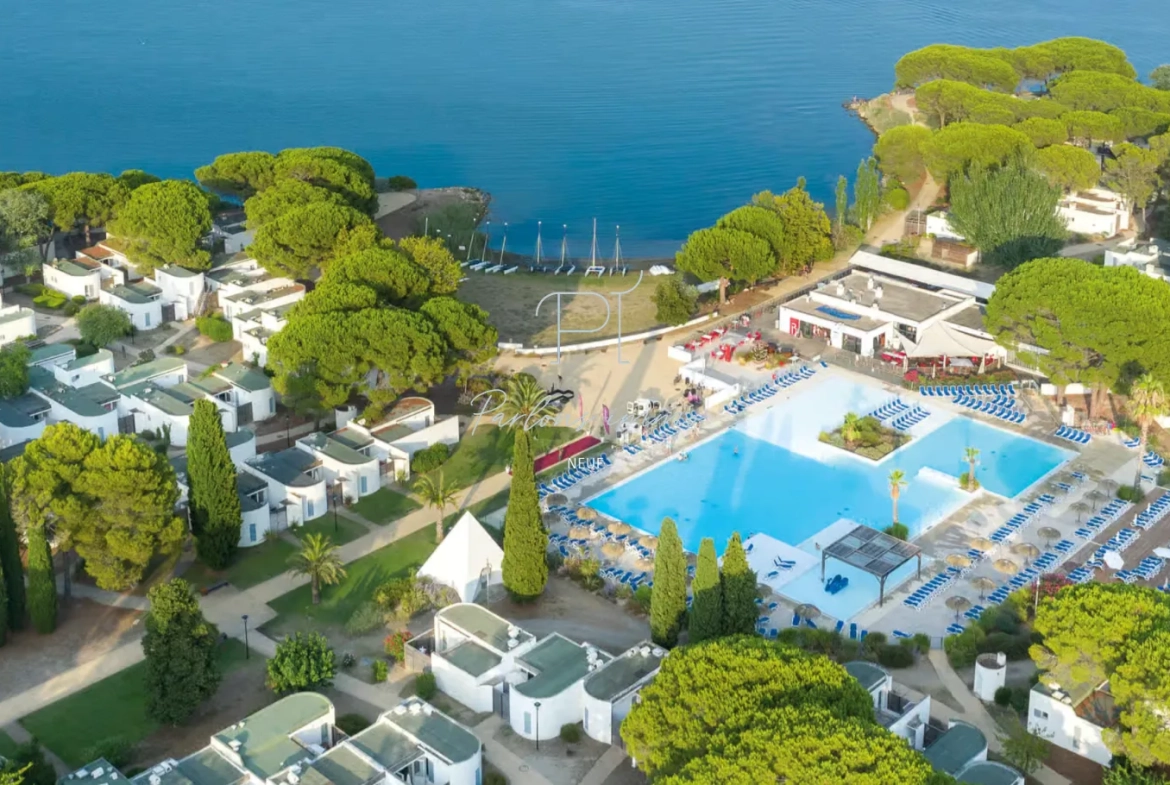 Appartement T2 avec patio à La Grande Motte, idéal pour investissement locatif dans résidence touristique 