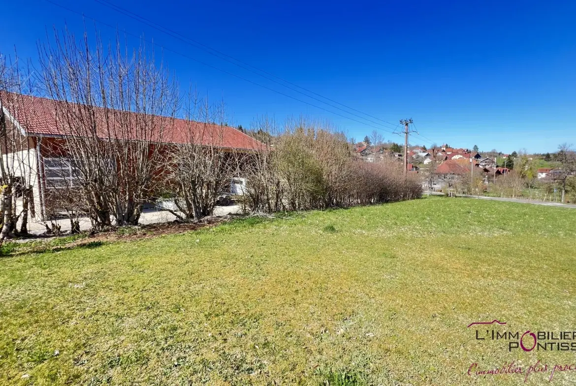 Superbe terrain constructible de 727 m² à proximité du lac Saint Point à Les Grangettes 