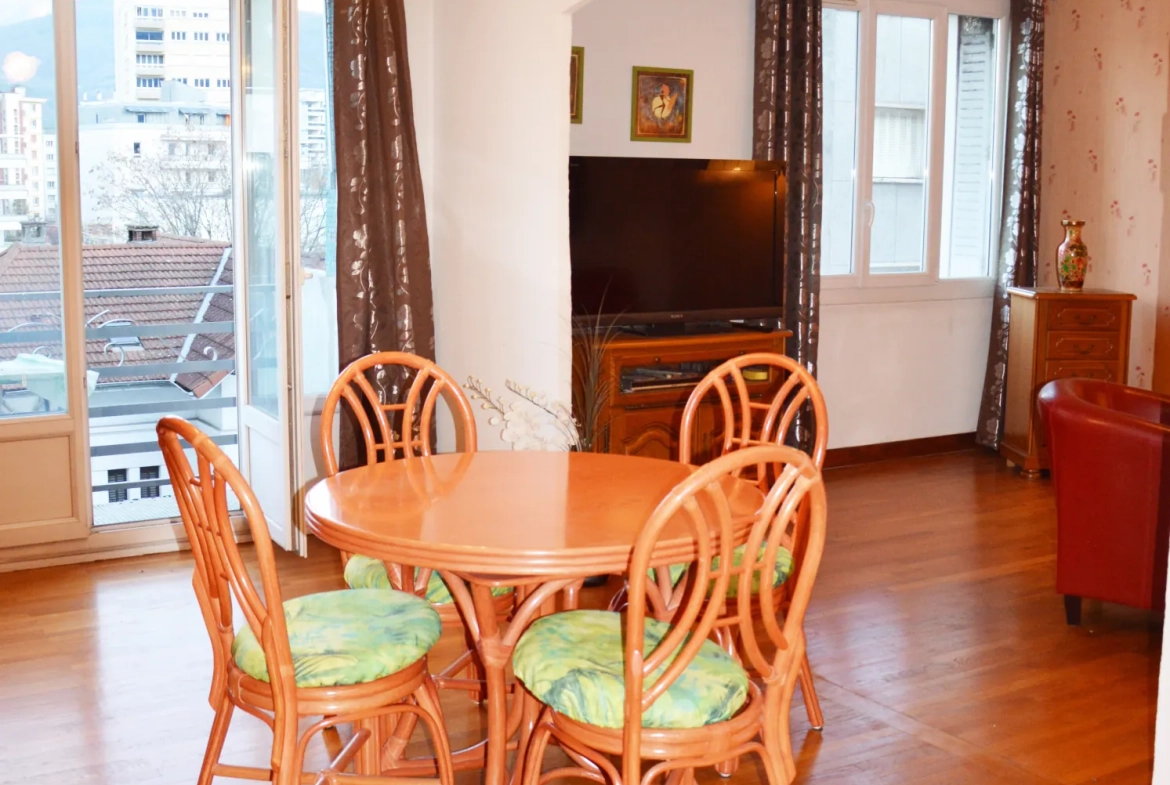 A vendre appartement T3 traversant à Grenoble avec cave et balcon 