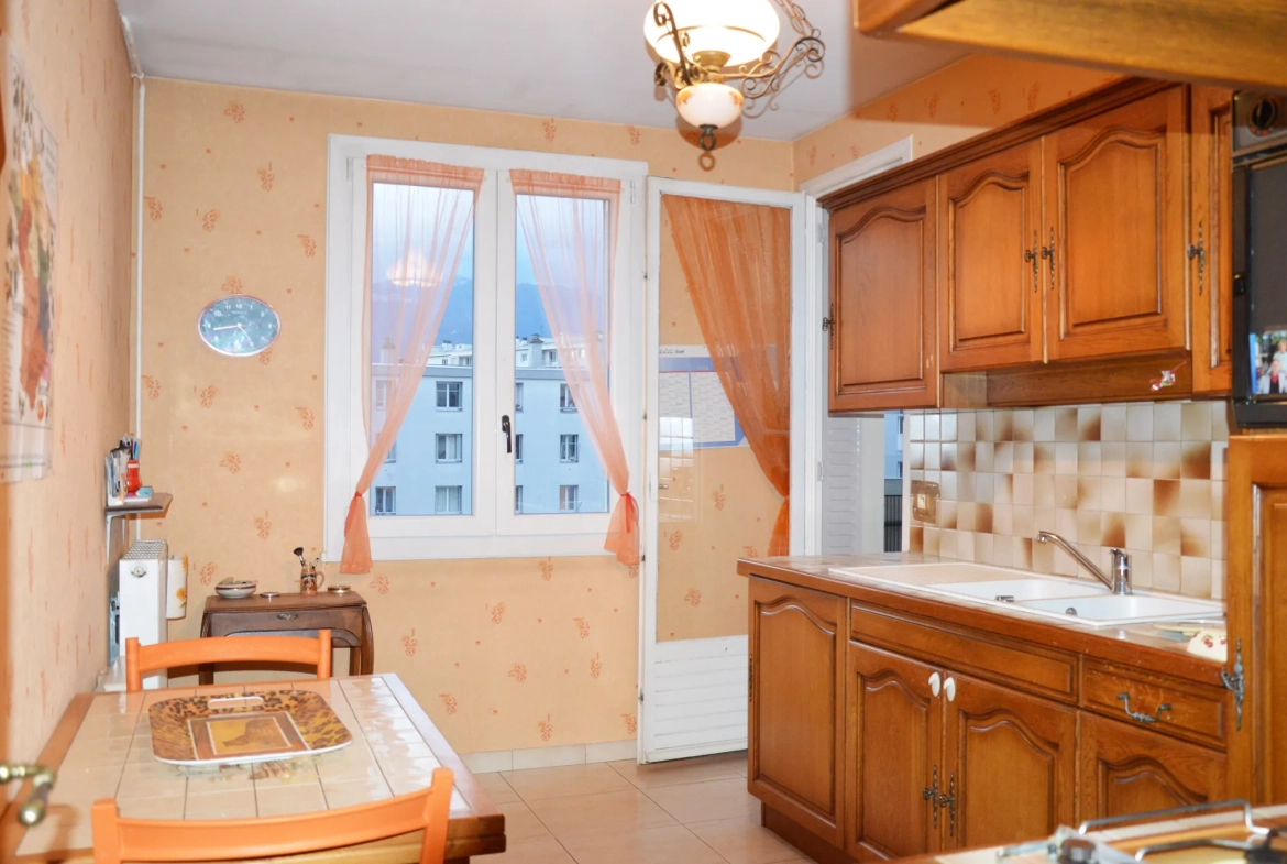 A vendre appartement T3 traversant à Grenoble avec cave et balcon 